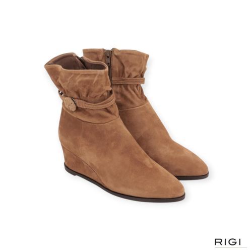 Softwaves Garnet dames enkellaars in het lichtbruin suede op sleehak. 