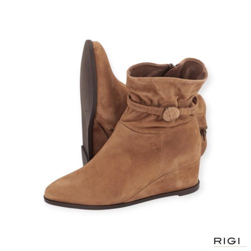 Softwaves Garnet dames enkellaars in het lichtbruin suede op sleehak. 