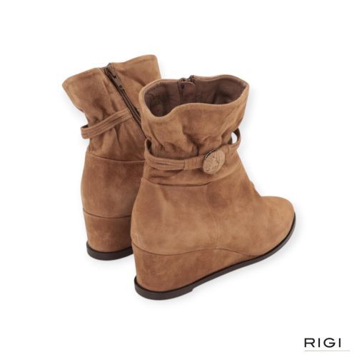 Softwaves Garnet dames enkellaars in het lichtbruin suede op sleehak. 