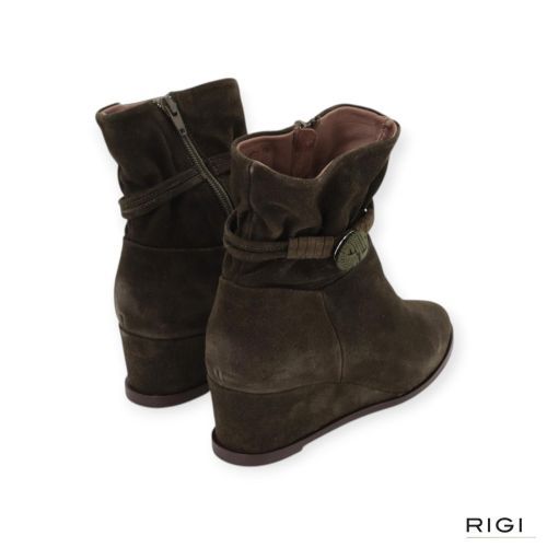 Softwaves Garnet dames enkellaars in het groen suede op sleehak. 