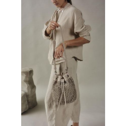 Softwaves Koral Supreme handtas in zand suède raffia. 