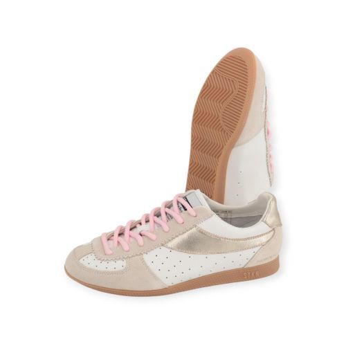 Stkn Stokton sneaker Curry D-06 voor dames in wit met goud. Stkn Stokton sneaker Curry D-06 voor dames in wit met goud.