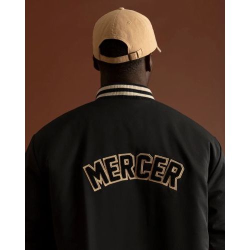 Mercer The Mercer Varsity Jacket, jas voor dames en heren unisex in blauw. Mercer The Mercer Varsity Jacket, jas voor dames en heren unisex in blauw.