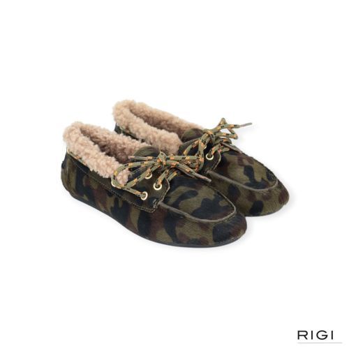 Toral Nahua Winter Camou mocassin bootschoen voor dames in camouflage ponyvel met wol. Toral Nahua Winter Camou mocassin bootschoen voor dames in camouflage ponyvel met wol.