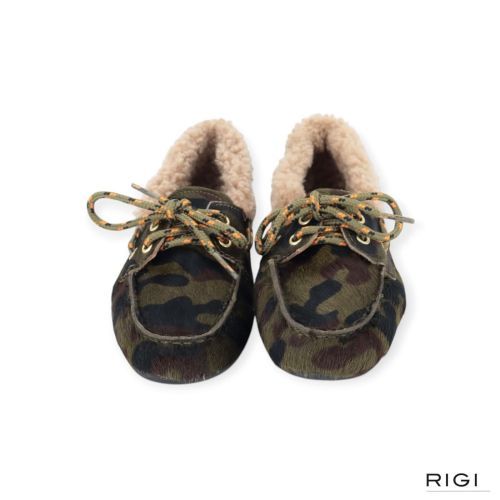 Toral Nahua Winter Camou mocassin bootschoen voor dames in camouflage ponyvel met wol. Toral Nahua Winter Camou mocassin bootschoen voor dames in camouflage ponyvel met wol.