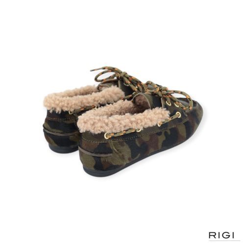 Toral Nahua Winter Camou mocassin bootschoen voor dames in camouflage ponyvel met wol. Toral Nahua Winter Camou mocassin bootschoen voor dames in camouflage ponyvel met wol.