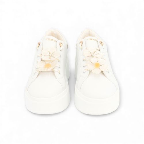 Tosca Blu Clara sneaker voor dames in wit. Tosca Blu Clara sneaker voor dames in wit.