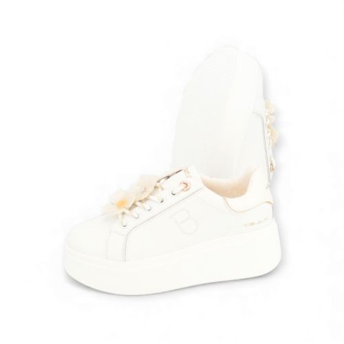 Tosca Blu Clara sneaker voor dames in wit. Tosca Blu Clara sneaker voor dames in wit.