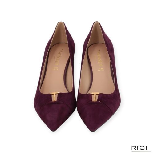 Twinset dames pump in paars suede leer op hak van 7cm. Twinset dames pump in paars suede leer op hak van 7cm.