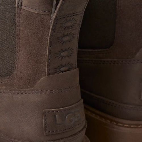 Ugg Birch Chelsea enkellaars in DDC ‘Dusted Cocoa’ donkerbruin nubuck voor heren. 