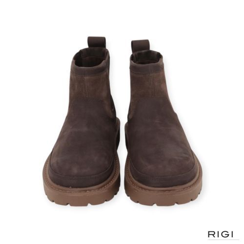 Ugg Birch Chelsea enkellaars in DDC ‘Dusted Cocoa’ donkerbruin nubuck voor heren. 