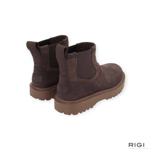 Ugg Birch Chelsea enkellaars in DDC ‘Dusted Cocoa’ donkerbruin nubuck voor heren. 