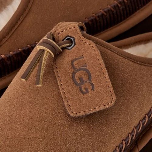 Ugg Classic Heritage slip-on in chestnut, cognac suède voor heren. Ugg Classic Heritage slip-on in chestnut, cognac suède voor heren.