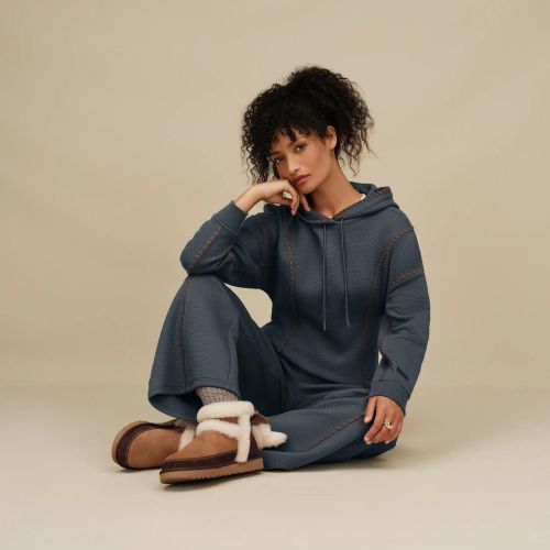 Ugg classic mini heritage voor dames in cognac, chestnut met bruin suède met wol.