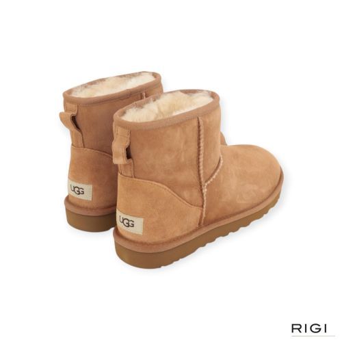 Ugg Classic Mini II enkellaars in chestnut suède voor dames en heren. Ugg Classic Mini II enkellaars in chestnut suède voor dames en heren.