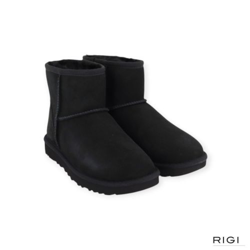 Ugg Classic Mini II enkellaars in zwart suède voor dames.