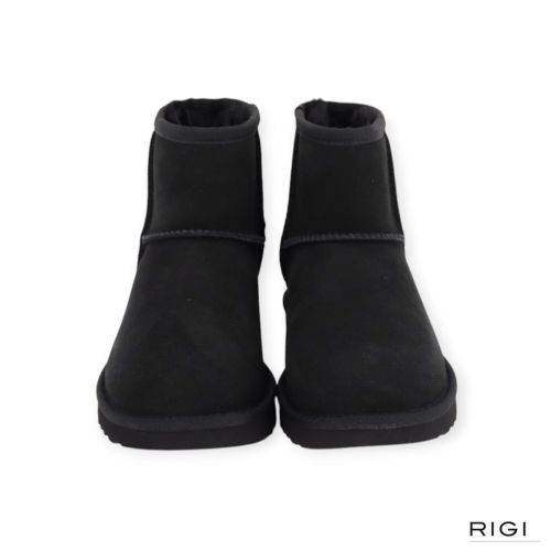 Ugg Classic Mini II enkellaars in zwart suède voor dames.