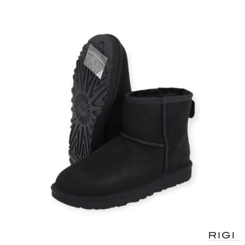 Ugg Classic Mini II enkellaars in zwart suède voor dames.