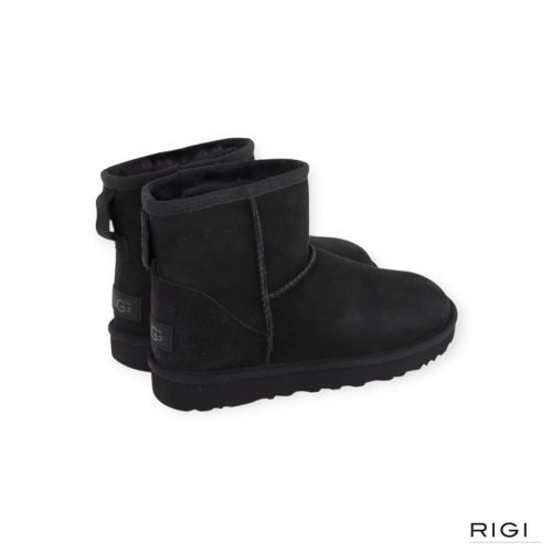 Ugg Classic Mini II enkellaars in zwart suède voor dames.