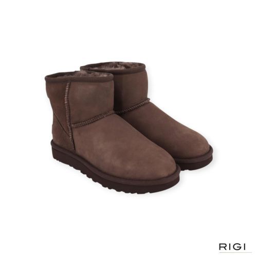 Ugg Classic Mini II enkellaars voor dames in donkerbruin suède. Ugg Classic Mini II enkellaars voor dames in donkerbruin suède.