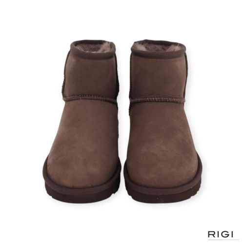 Ugg Classic Mini II enkellaars voor dames in donkerbruin suède. Ugg Classic Mini II enkellaars voor dames in donkerbruin suède.
