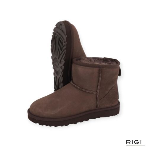 Ugg Classic Mini II enkellaars voor dames in donkerbruin suède. Ugg Classic Mini II enkellaars voor dames in donkerbruin suède.