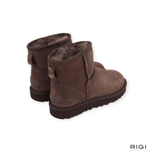 Ugg Classic Mini II enkellaars voor dames in donkerbruin suède. Ugg Classic Mini II enkellaars voor dames in donkerbruin suède.