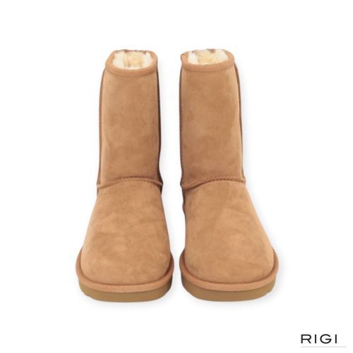 Ugg Classic Short II enkellaars in chestnut, cognac suède voor dames. Ugg Classic Short II enkellaars in chestnut, cognac suède voor dames.