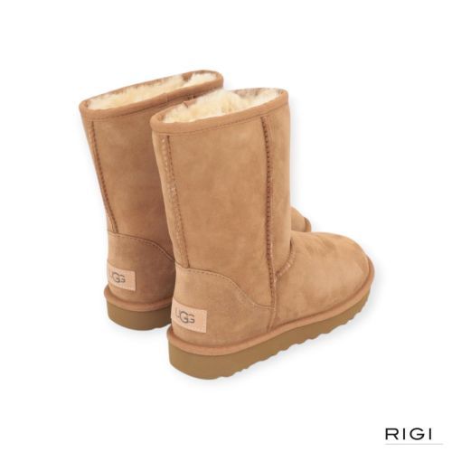 Ugg Classic Short II enkellaars in chestnut, cognac suède voor dames. Ugg Classic Short II enkellaars in chestnut, cognac suède voor dames.