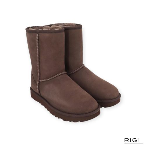 Ugg Classic Short II enkellaars in bruin, Dusted cocoa suède voor dames. Ugg Classic Short II enkellaars in bruin, Dusted cocoa suède voor dames.
