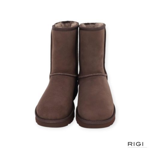 Ugg Classic Short II enkellaars in bruin, Dusted cocoa suède voor dames. Ugg Classic Short II enkellaars in bruin, Dusted cocoa suède voor dames.