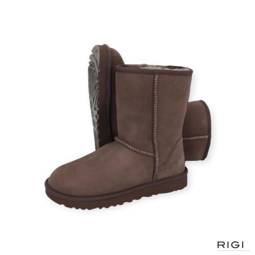 Ugg Classic Short II enkellaars in bruin, Dusted cocoa suède voor dames. Ugg Classic Short II enkellaars in bruin, Dusted cocoa suède voor dames.