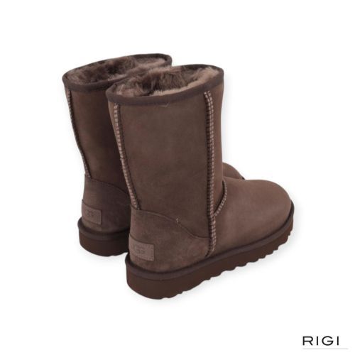 Ugg Classic Short II enkellaars in bruin, Dusted cocoa suède voor dames. Ugg Classic Short II enkellaars in bruin, Dusted cocoa suède voor dames.
