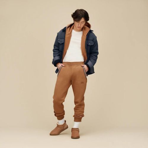 Ugg Classic Ultra Mini enkellaars in cognac, chestnut suède voor dames en heren. Ugg Classic Ultra Mini enkellaars in cognac, chestnut suède voor dames en heren.