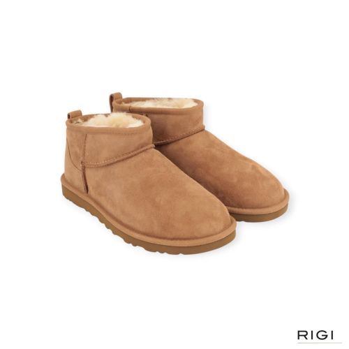 Ugg Classic Ultra Mini enkellaars in cognac, chestnut suède voor dames en heren. Ugg Classic Ultra Mini enkellaars in cognac, chestnut suède voor dames en heren.