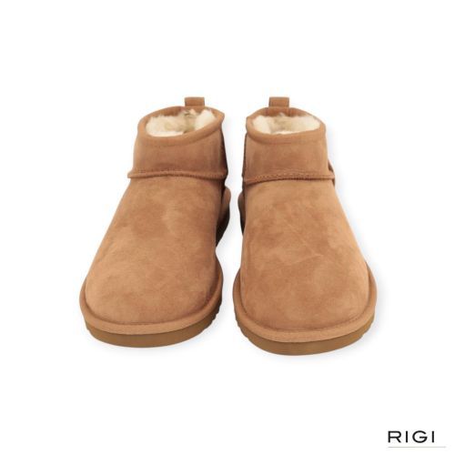 Ugg Classic Ultra Mini enkellaars in cognac, chestnut suède voor dames en heren. Ugg Classic Ultra Mini enkellaars in cognac, chestnut suède voor dames en heren.
