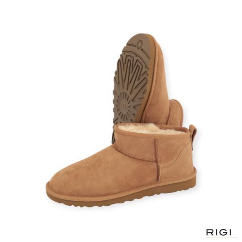 Ugg Classic Ultra Mini enkellaars in cognac, chestnut suède voor dames en heren. Ugg Classic Ultra Mini enkellaars in cognac, chestnut suède voor dames en heren.