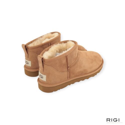 Ugg Classic Ultra Mini enkellaars in cognac, chestnut suède voor dames en heren. Ugg Classic Ultra Mini enkellaars in cognac, chestnut suède voor dames en heren.