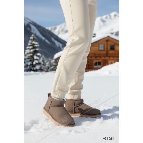 UGG Classic Ultra Mini in taupe(DDRG) suède voor dames. 