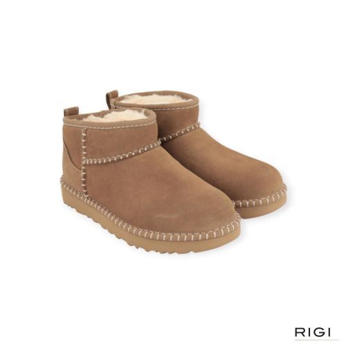Ugg Classic Ultra Mini botanic enkellaars voor dames in LBNZ lichtbruin suède. Ugg Classic Ultra Mini botanic enkellaars voor dames in LBNZ lichtbruin suède.