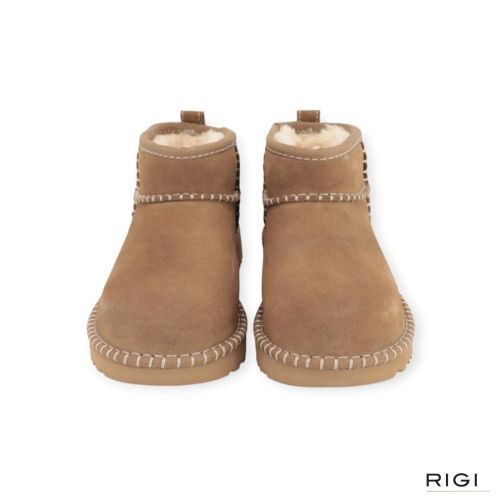 Ugg Classic Ultra Mini botanic enkellaars voor dames in LBNZ lichtbruin suède. Ugg Classic Ultra Mini botanic enkellaars voor dames in LBNZ lichtbruin suède.