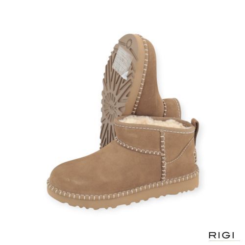 Ugg Classic Ultra Mini botanic enkellaars voor dames in LBNZ lichtbruin suède. Ugg Classic Ultra Mini botanic enkellaars voor dames in LBNZ lichtbruin suède.