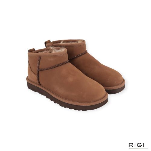 Ugg Classic Ultra Mini Nubuck enkellaarsje in DKC, dark chestnut, donker cognac nubuck voor dames. Ugg Classic Ultra Mini Nubuck enkellaarsje in DKC, dark chestnut, donker cognac nubuck voor dames.