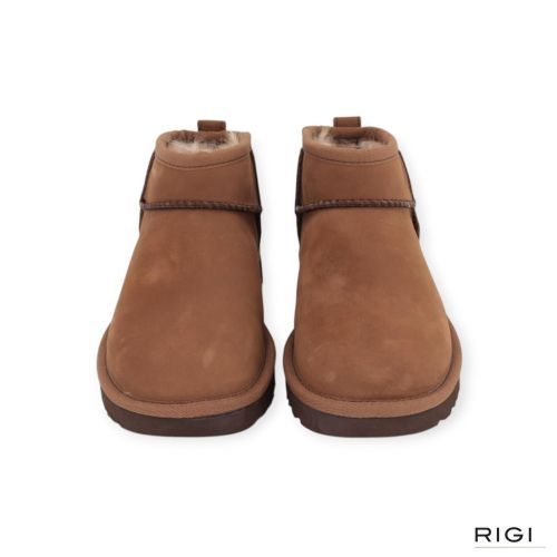 Ugg Classic Ultra Mini Nubuck enkellaarsje in DKC, dark chestnut, donker cognac nubuck voor dames. Ugg Classic Ultra Mini Nubuck enkellaarsje in DKC, dark chestnut, donker cognac nubuck voor dames.