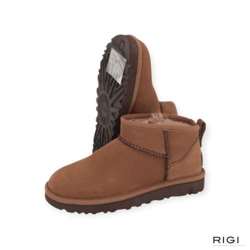 Ugg Classic Ultra Mini Nubuck enkellaarsje in DKC, dark chestnut, donker cognac nubuck voor dames. Ugg Classic Ultra Mini Nubuck enkellaarsje in DKC, dark chestnut, donker cognac nubuck voor dames.