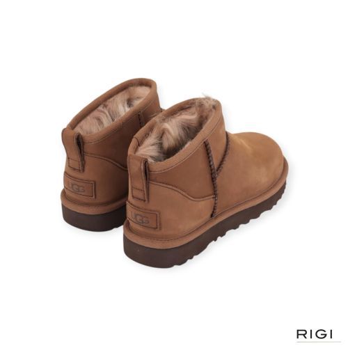Ugg Classic Ultra Mini Nubuck enkellaarsje in DKC, dark chestnut, donker cognac nubuck voor dames. Ugg Classic Ultra Mini Nubuck enkellaarsje in DKC, dark chestnut, donker cognac nubuck voor dames.