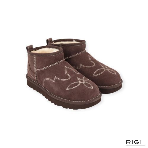 Ugg classic ultra mini enkellaars in bruin BCDR ‘burnt cedar’ western look voor dames. Ugg classic ultra mini enkellaars in bruin BCDR ‘burnt cedar’ western look voor dames.