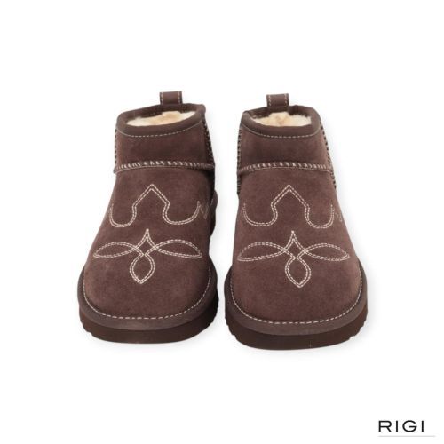 Ugg classic ultra mini enkellaars in bruin BCDR ‘burnt cedar’ western look voor dames. Ugg classic ultra mini enkellaars in bruin BCDR ‘burnt cedar’ western look voor dames.