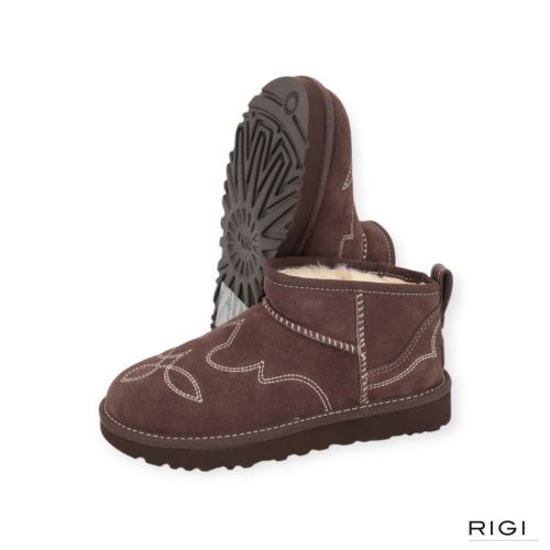 Ugg classic ultra mini enkellaars in bruin BCDR ‘burnt cedar’ western look voor dames. Ugg classic ultra mini enkellaars in bruin BCDR ‘burnt cedar’ western look voor dames.