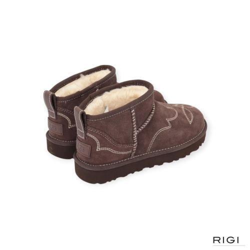 Ugg classic ultra mini enkellaars in bruin BCDR ‘burnt cedar’ western look voor dames. Ugg classic ultra mini enkellaars in bruin BCDR ‘burnt cedar’ western look voor dames.